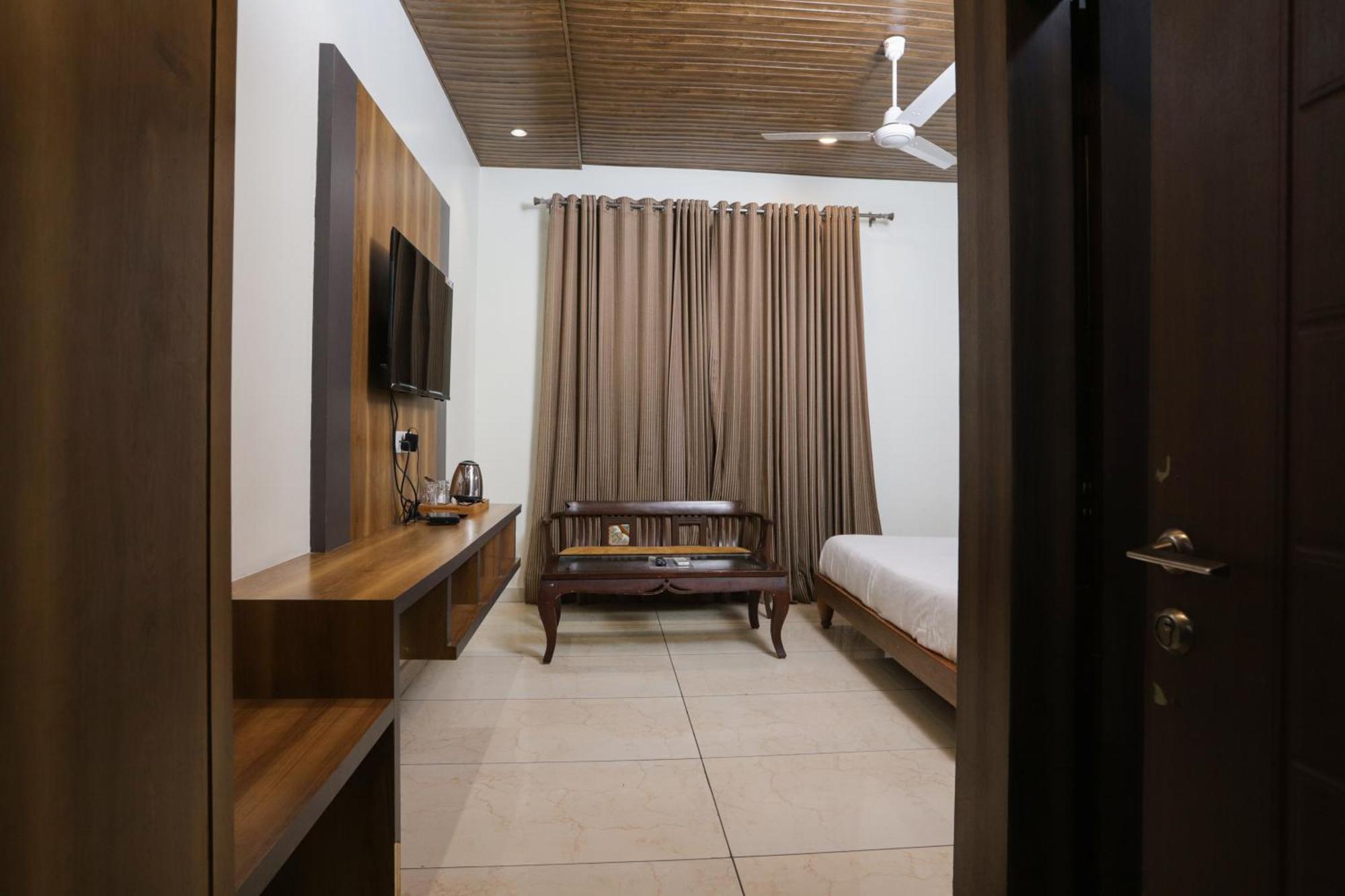Hotel Razia Inn Hisār Esterno foto