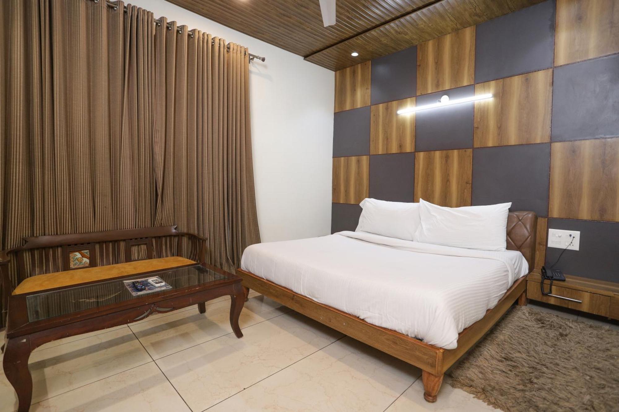 Hotel Razia Inn Hisār Esterno foto
