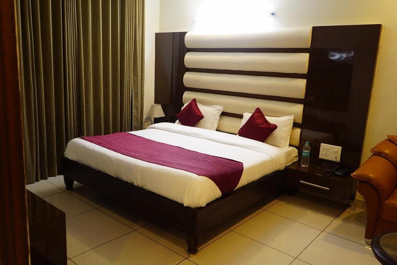 Hotel Razia Inn Hisār Esterno foto